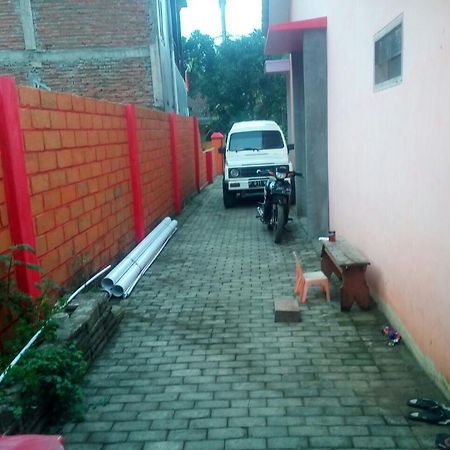 Yunior Guesthouse Tamansuruh Exterior foto