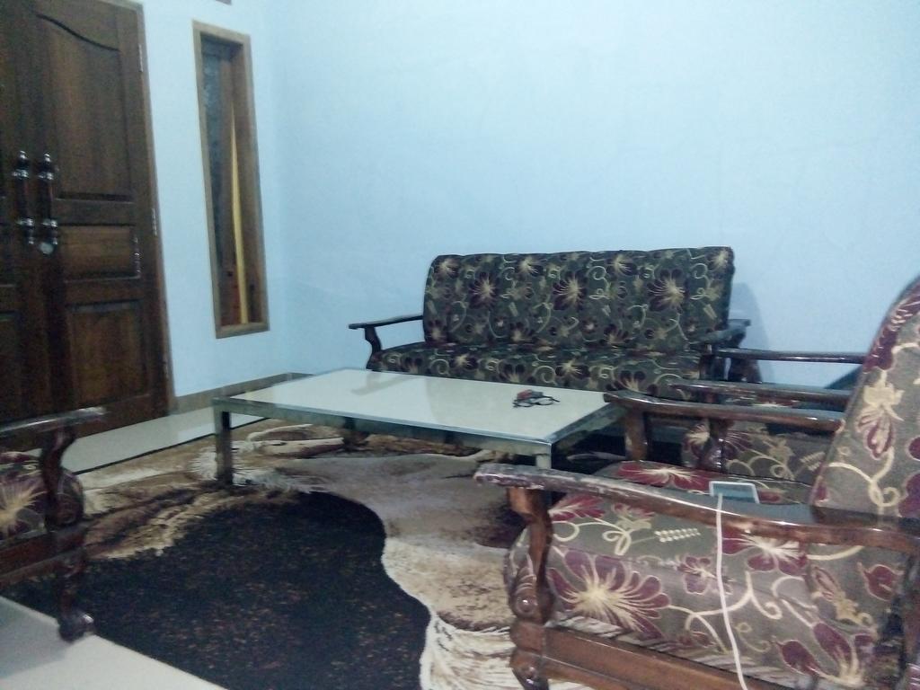 Yunior Guesthouse Tamansuruh Exterior foto