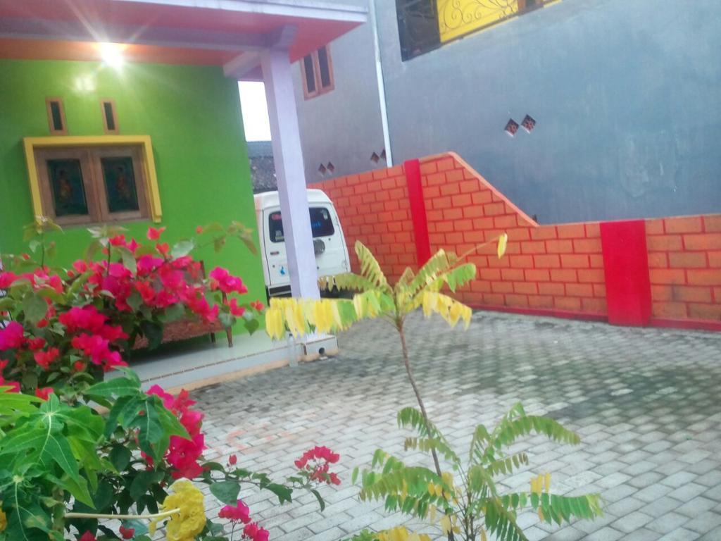 Yunior Guesthouse Tamansuruh Exterior foto