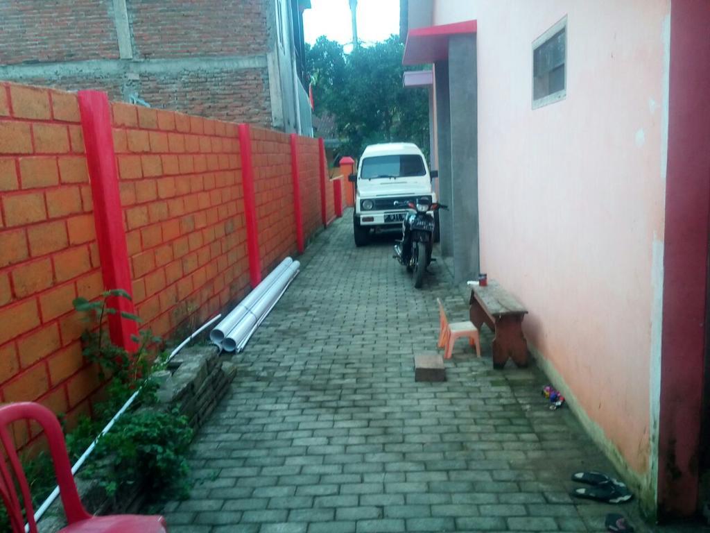 Yunior Guesthouse Tamansuruh Exterior foto
